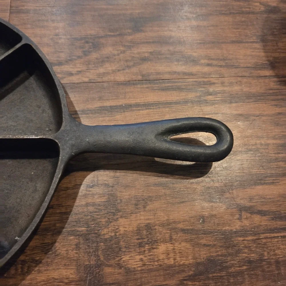 Vintage Cast Iron Cornbread Wedge Skillet 8 Section Pan Pat Pending 9 Inch